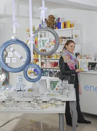 Curved bauble shelves used in Ener-Chi stores