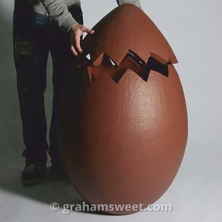 Hollow / cracked polystyrene / chocolate egg Hollow / cracked polystyrene / chocolate egg