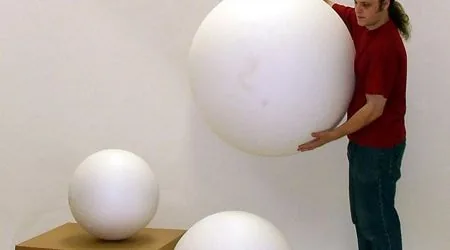 Large polystyrene balls and spheres