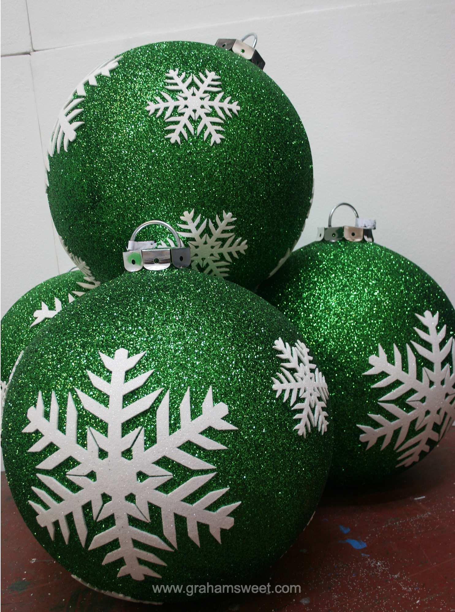 snowflake baubles1