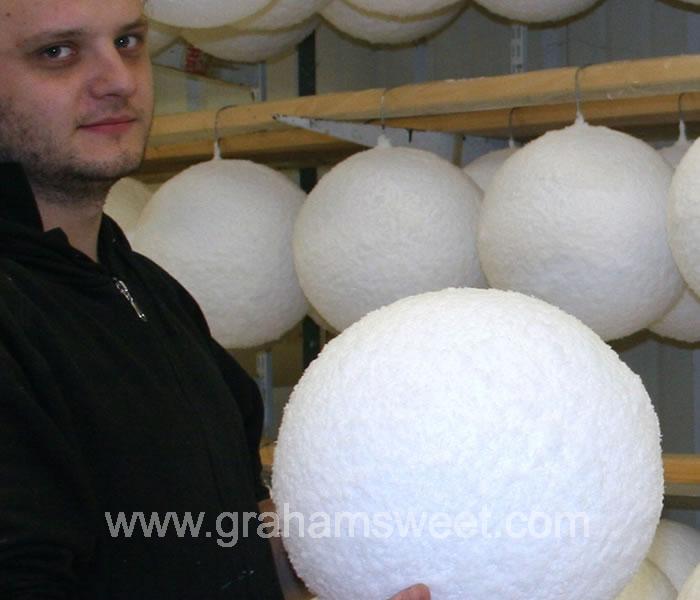 290 mm polystyrene ball with snow effect