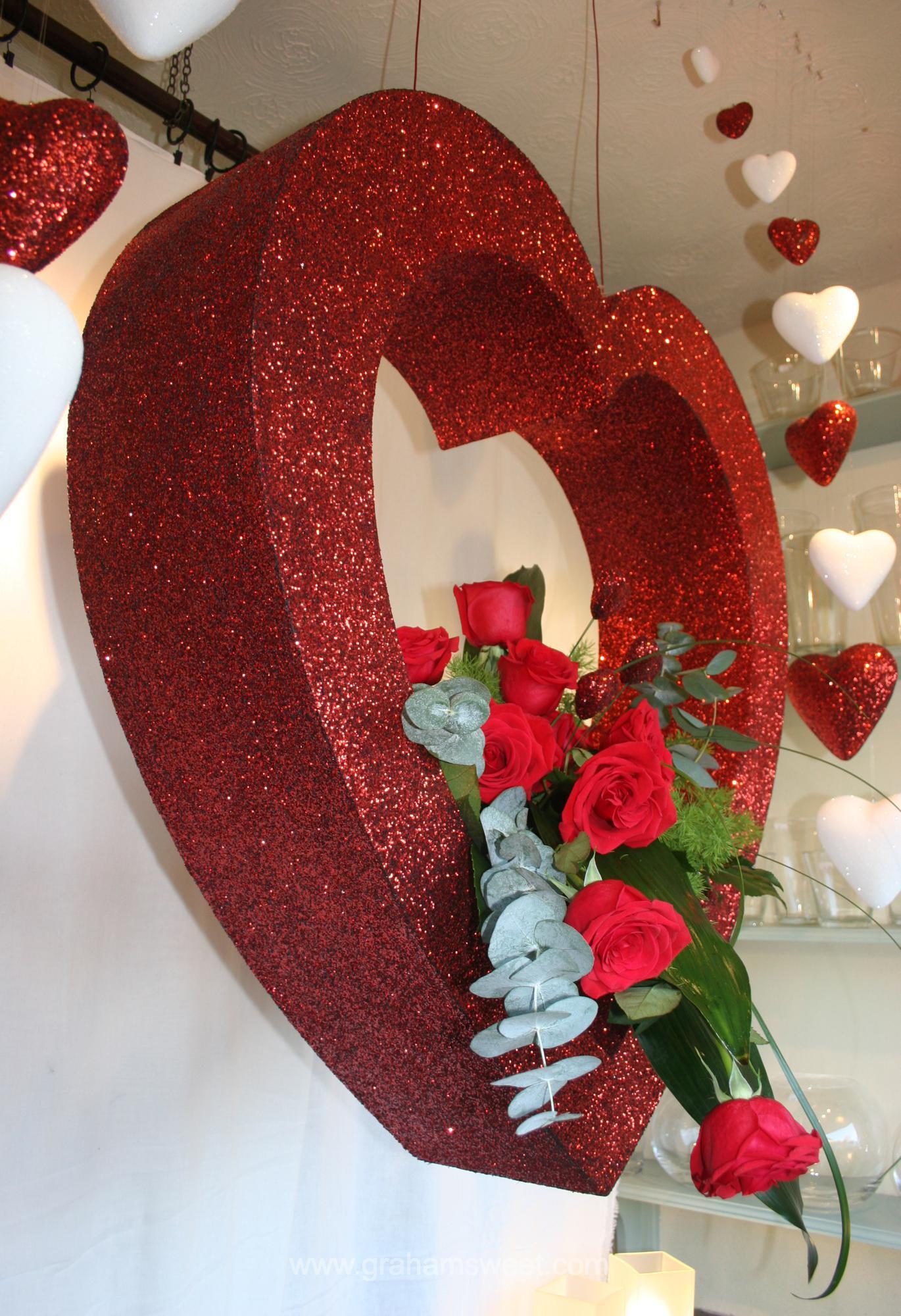 flower-shop-vm-display-3d-hearts